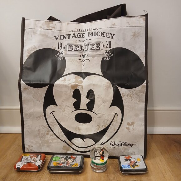 Disney Other - Disney bundle - Collector series with snow globe
